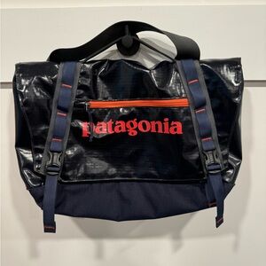Patagonia Black Hole Messenger Bag 12L - discontinued style